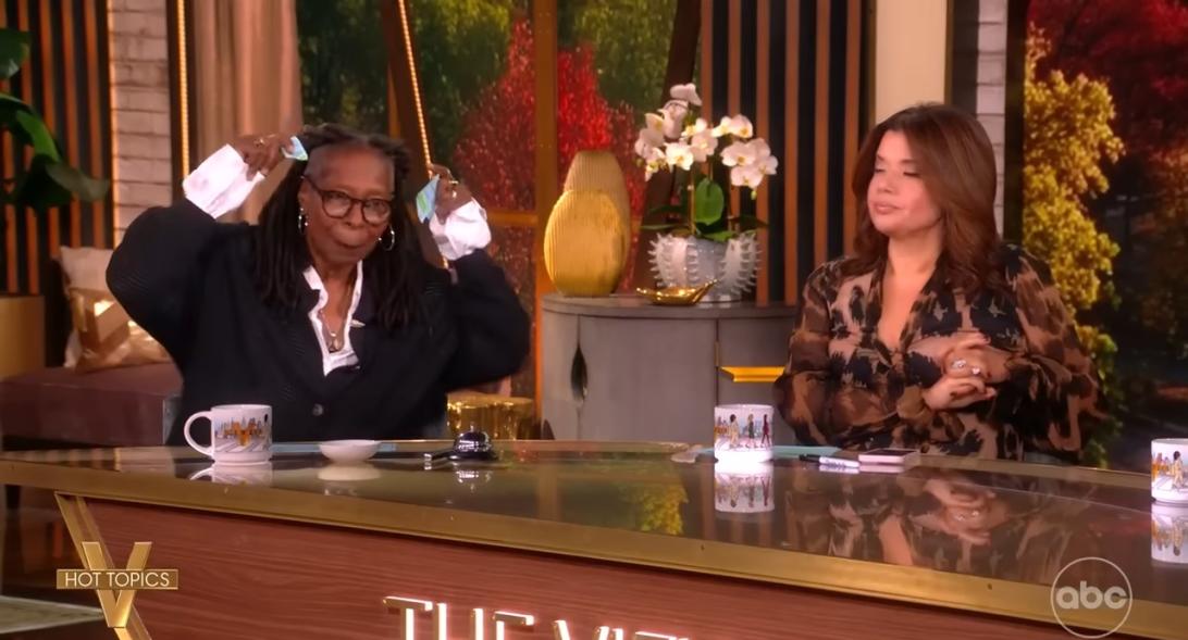 Вупи Голдберг рвет записку на глазах у соведущей во время сегмента The View.