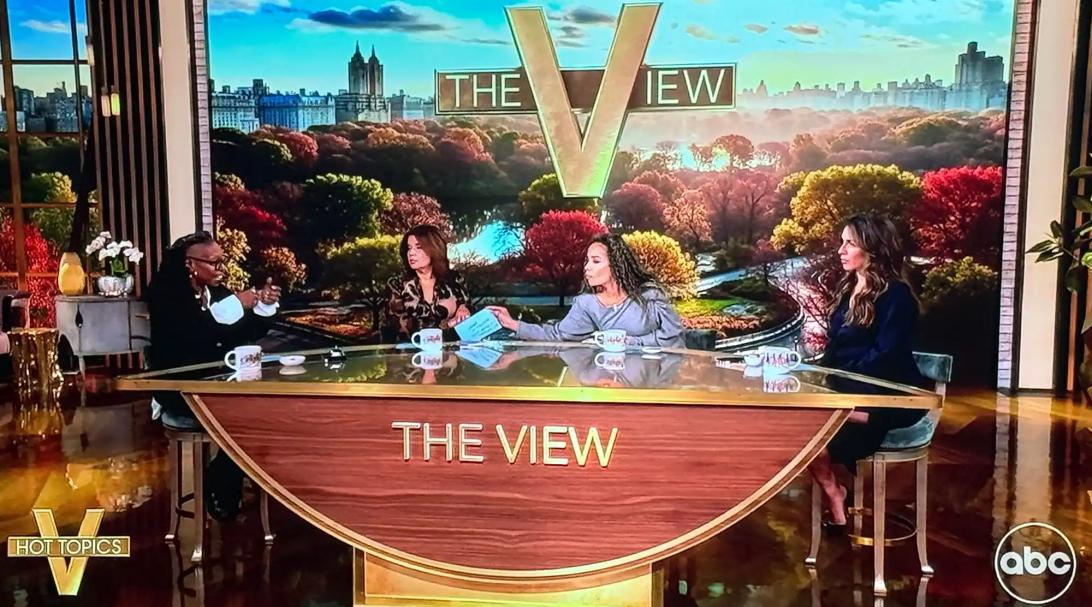 Вупи Голдберг разорвала юридический документ в эфире "The View" из-за беспочвенных заявлений Трампа.