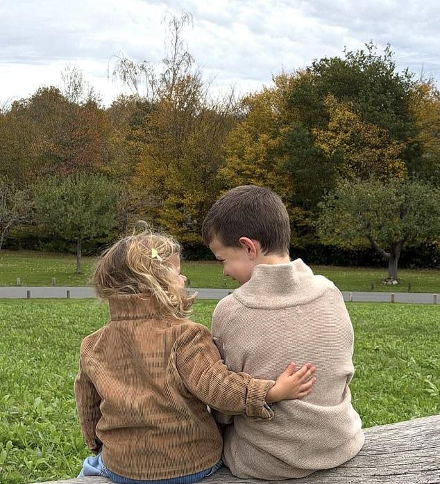 Рози Хантингтон-Уайтли опубликовала редкие фото сына Джека и дочери Изабеллы, приоткрыв завесу своей семейной жизни.