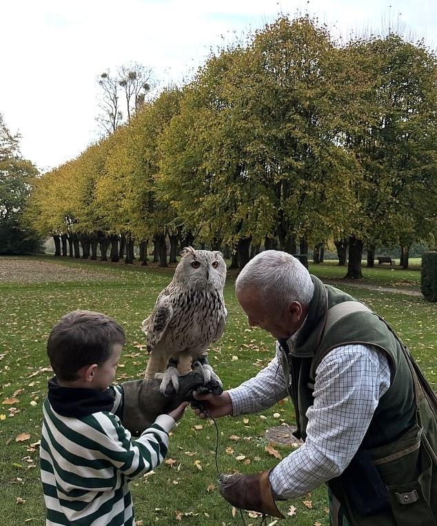 Красавица-блондинка также запечатлела Джека, держащего сову в защитной перчатке, с помощью специалиста.