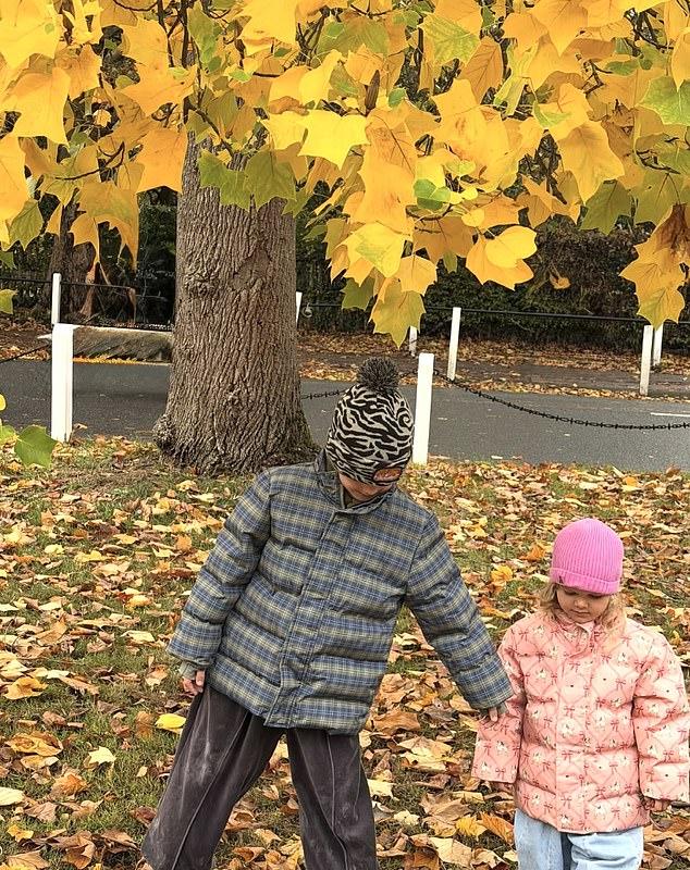 Рози показывала роскошную жизнь, но делилась и трогательными кадрами: старший Джек нежно держит младшую сестру за руки на прогулке.