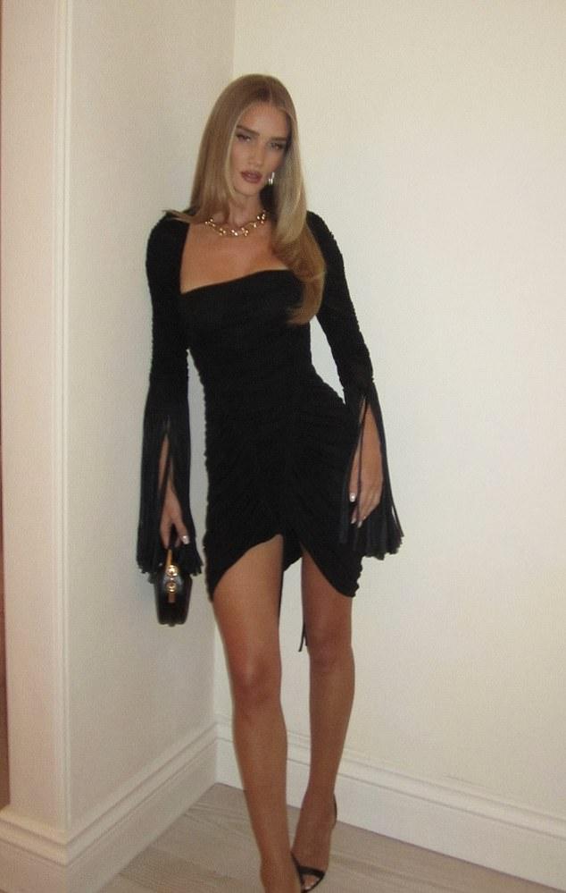 38-летняя английская супермодель в понедельник опубликовала в Instagram карусель моментов за сентябрь-октябрь.