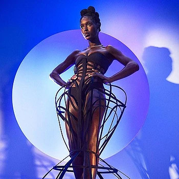 Она счастливо одна с тех пор, как подала на развод с Джошуа Джексоном