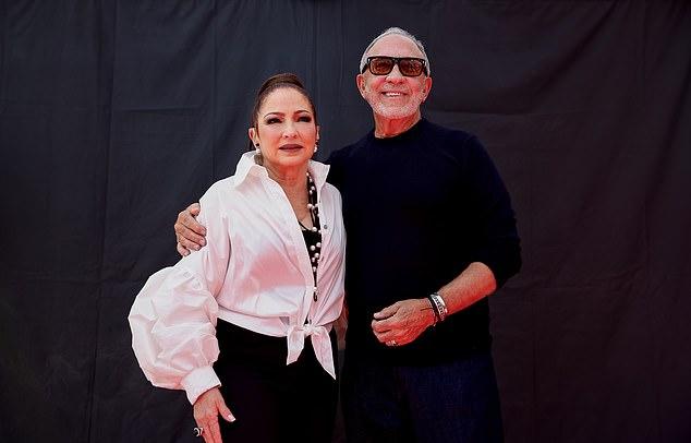 Глория Эстефан шокировала Алана Карра и его зрителей, рассказав, что она «вступила в клуб на высоте в милю» со своим мужем Эмилио после свадебной ночи, изобилующей шампанским