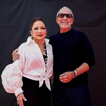 Глория Эстефан шокировала Алана Карра и его зрителей, рассказав, что она «вступила в клуб на высоте в милю» со своим мужем Эмилио после свадебной ночи, изобилующей шампанским