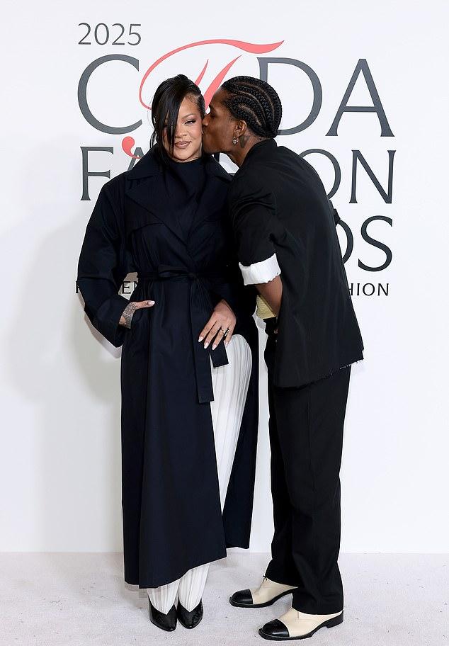 Рокки улучил момент, чтобы нежно поцеловать в щеку возлюбленную, мать их троих маленьких детей.