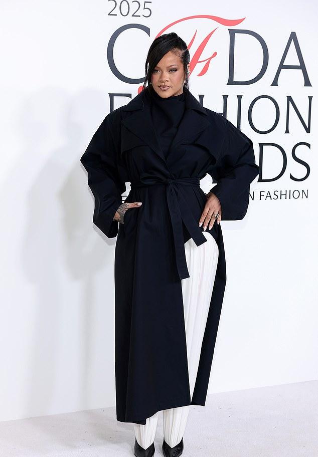 37-летняя поп-дива в темно-синем тренче.