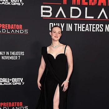 Эль Фаннинг произвела фурор на мировой премьере «Хищника: Плохие земли»