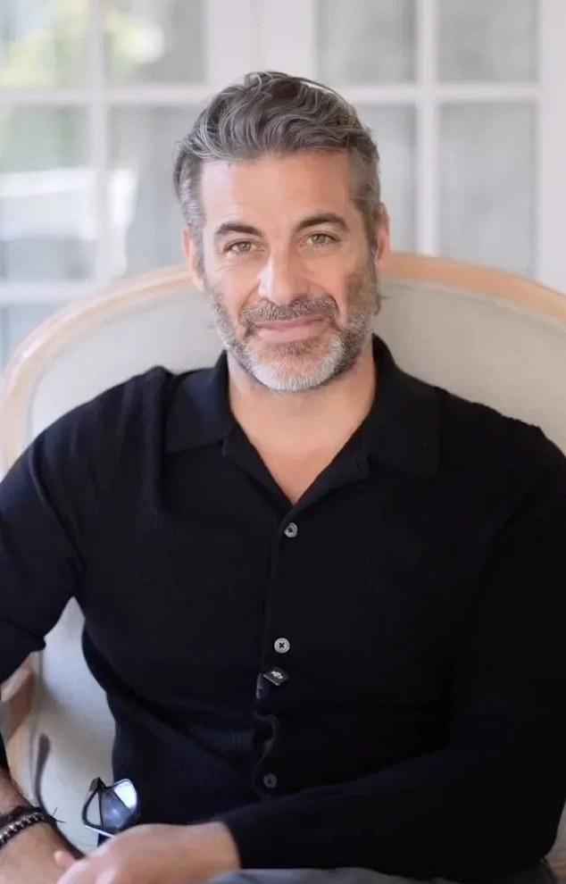 Джим, лайф-коуч и "гуру" любви, называет себя трансформационным коучем и гипнотерапевтом.