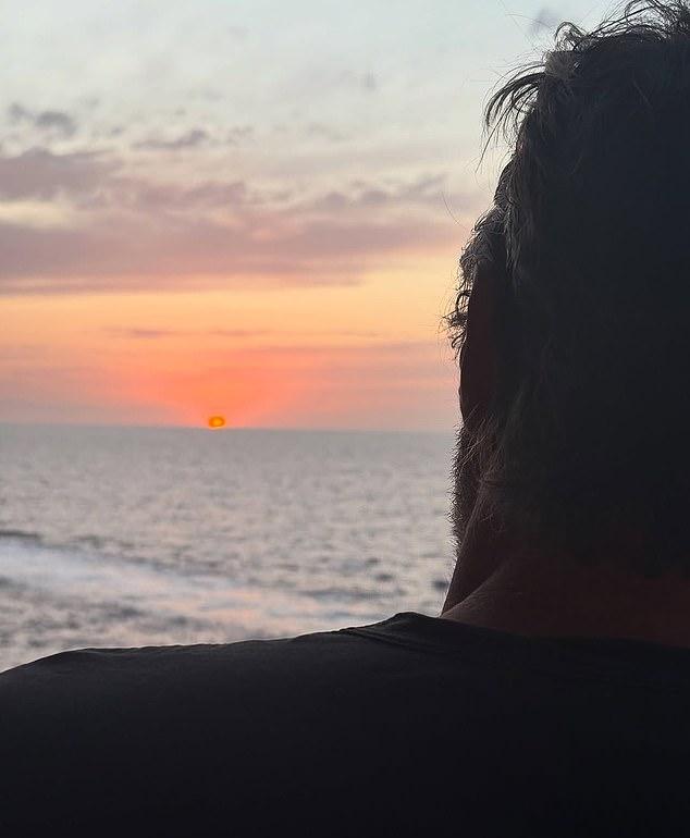 В прошлом месяце Дженнифер показала летнюю подборку фото, где на одном снимке, похоже, засветился её новый бойфренд.