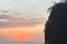 Дженнифер Энистон порадовала поклонников, официально подтвердив отношения с гуру любви Джимом Кертисом после многих лет неудач в личной жизни