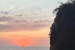 Дженнифер Энистон порадовала поклонников, официально подтвердив отношения с гуру любви Джимом Кертисом после многих лет неудач в личной жизни