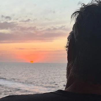 Дженнифер Энистон порадовала поклонников, официально подтвердив отношения с гуру любви Джимом Кертисом после многих лет неудач в личной жизни