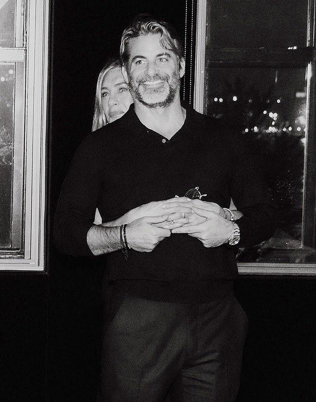 Дженнифер Энистон порадовала поклонников, официально подтвердив в Instagram в воскресенье свой роман с гуру любви Джимом Кертисом после долгих лет неудач.