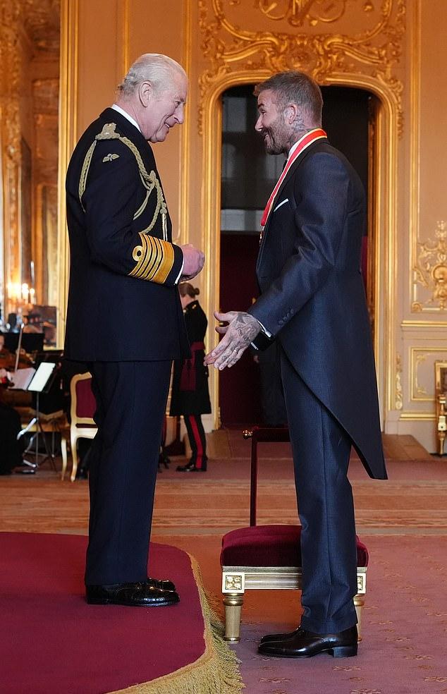 Дэвид Бекхэм был посвящён в рыцари королём Карлом за заслуги в спорте и благотворительности в Виндзорском замке утром во вторник.