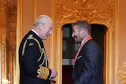 Дэвид Бэкхем получил рыцарское звание в костюме от Виктории Бекхэм