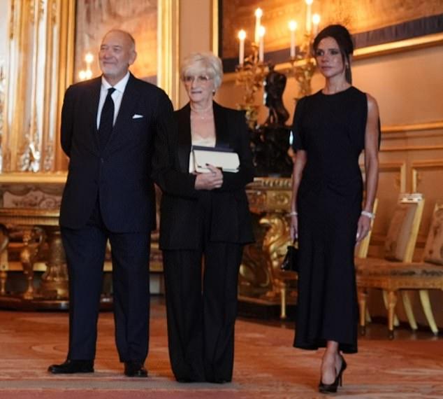 Жена Виктория и родители Тед и Сандра разделили момент награждения легендарного экс-футболиста Сэра Дэвида.