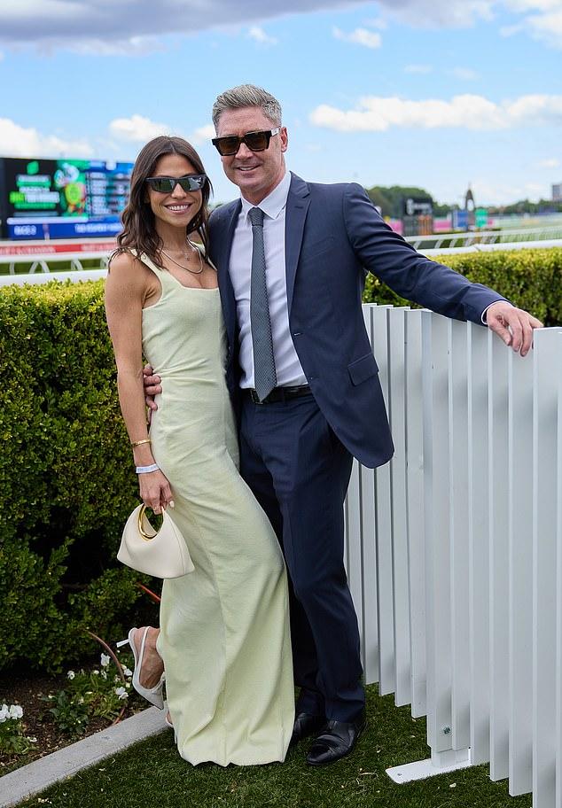 Пара нежно прижалась у трека, Арабелла в модных ретро-очках.