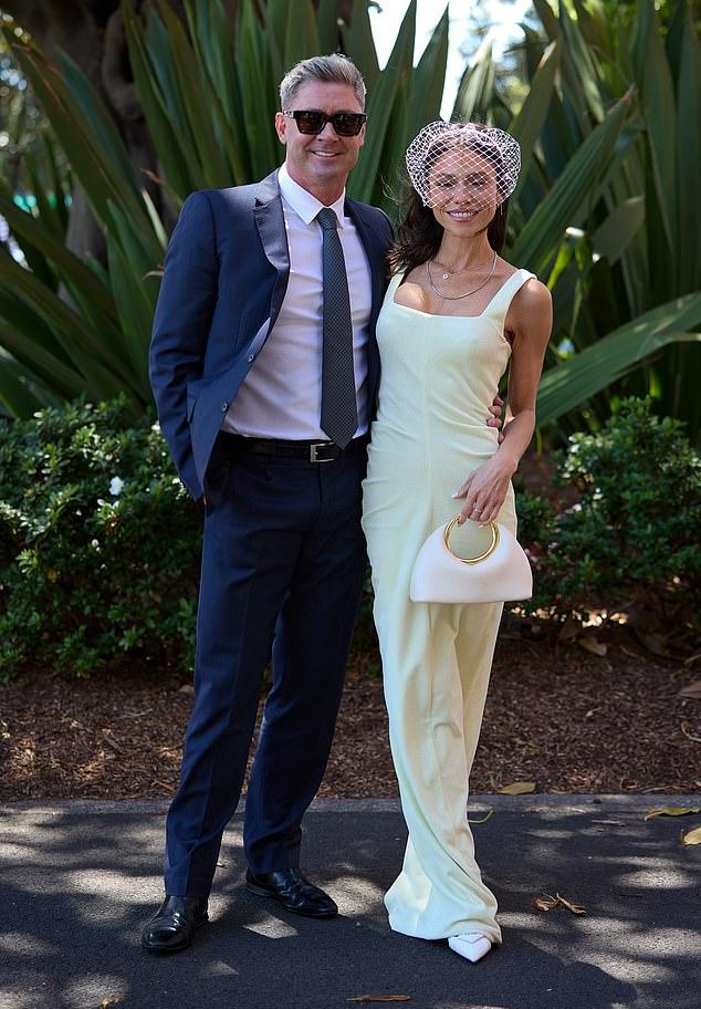 Бывший крикетист и его партнер-лизингист посетили главное событие легендарных скачек, одетые безупречно.