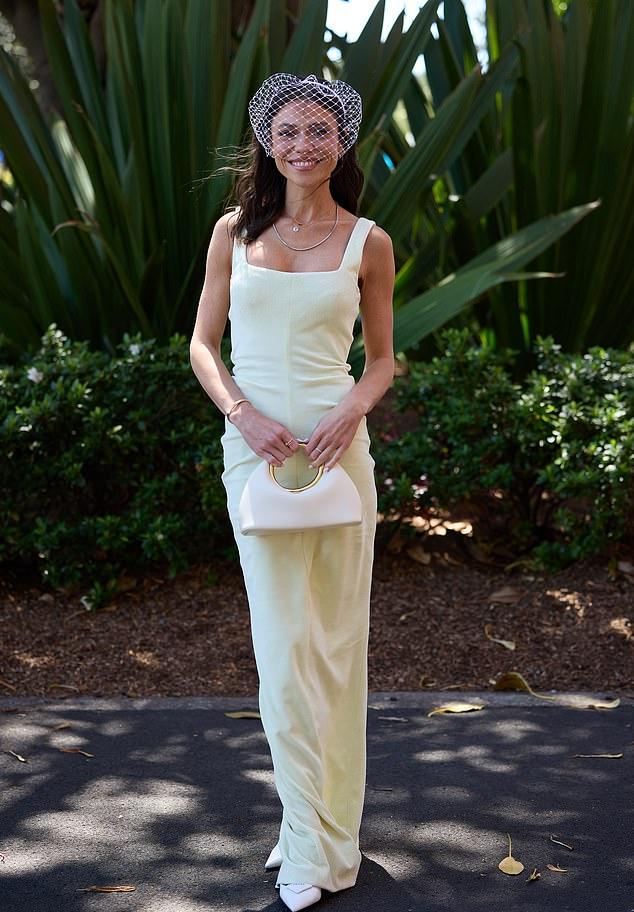 Арабелла приковывала взгляды в облегающем бледно-желтом платье в пол, выгодно подчеркивающем пышный бюст.