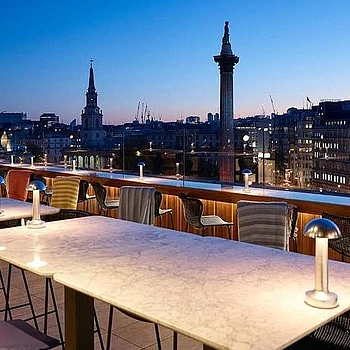 Известный светский деятель, друживший с принцем Уильямом и Кейт Миддлтон и появлявшийся во многих телешоу, скончался после падения с крыши отеля в Вест-Энде