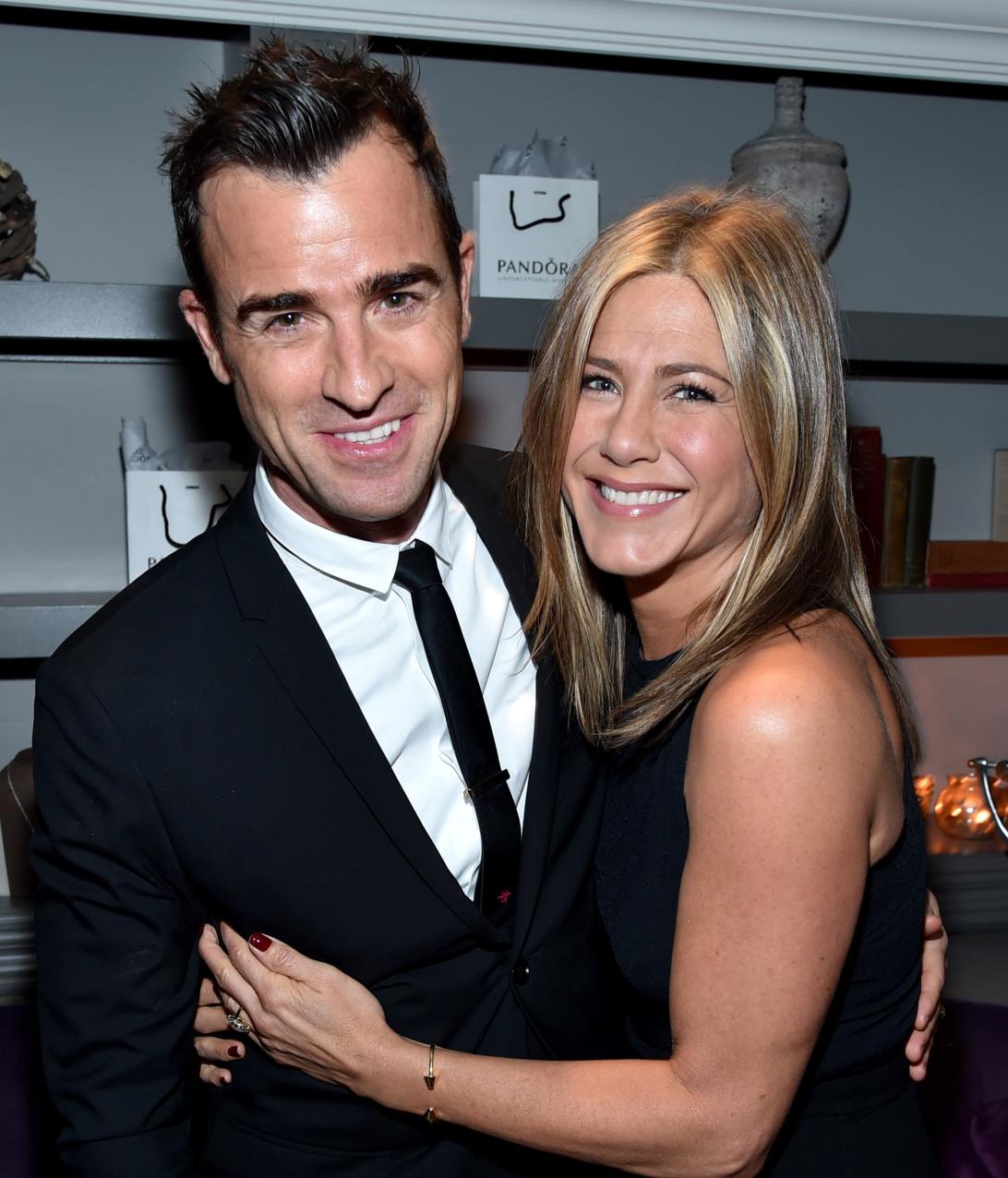 Дженнифер Энистон и Джастин Теру на коктейльном приеме фильма «Торт» в 2014 году.