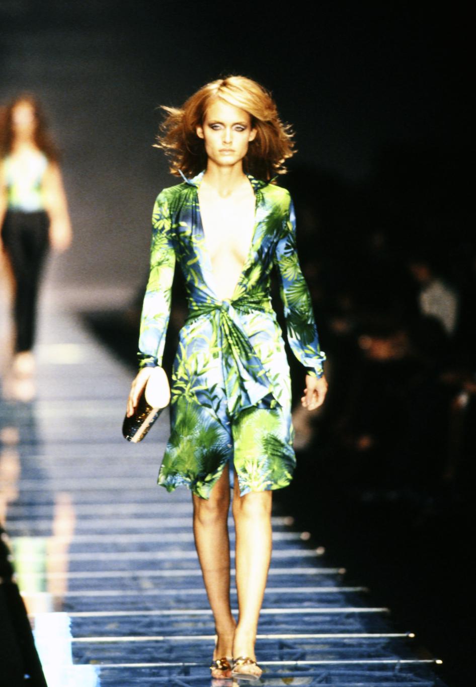 Модель Амбер Валлетта дефилирует на показе Versace Весна 2000 прет-а-порте.