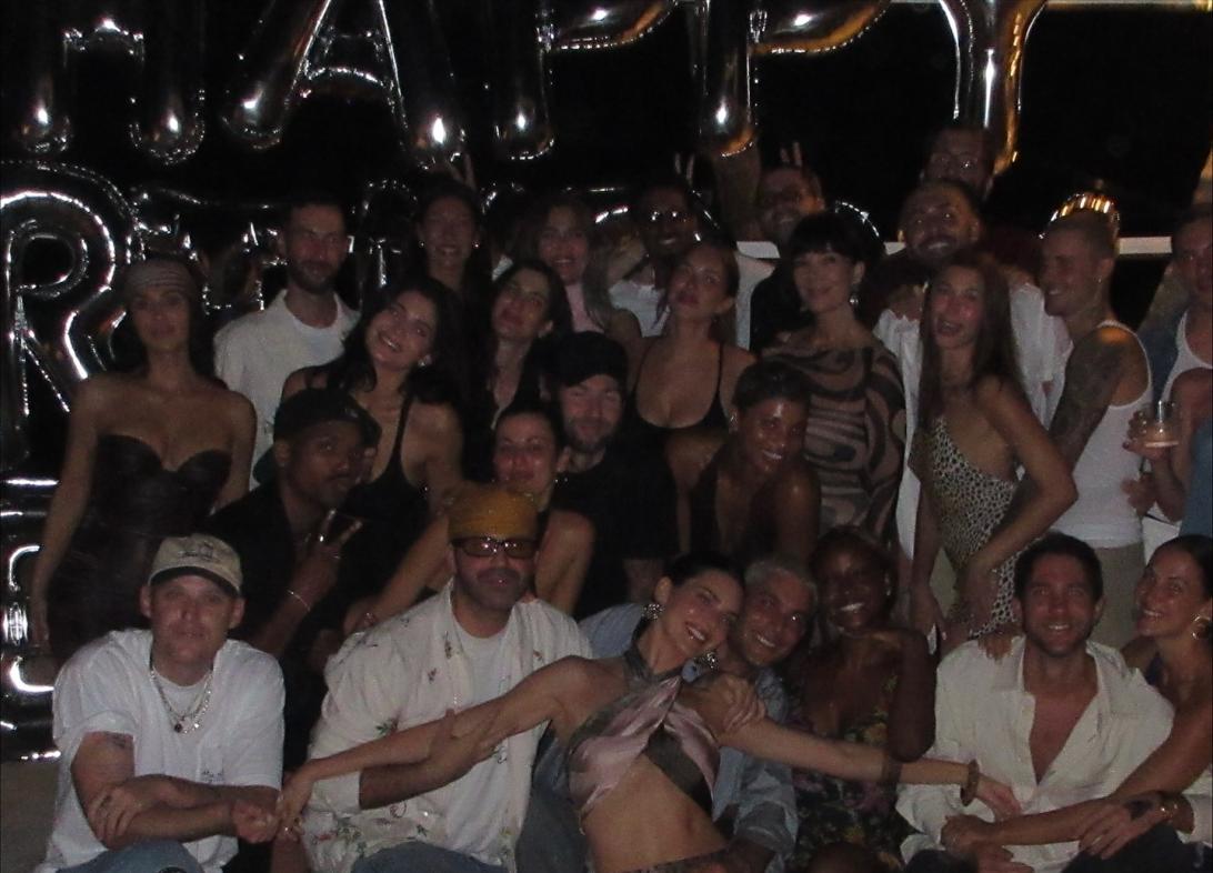 Кендалл Дженнер позирует с друзьями на групповом снимке с вечеринки.