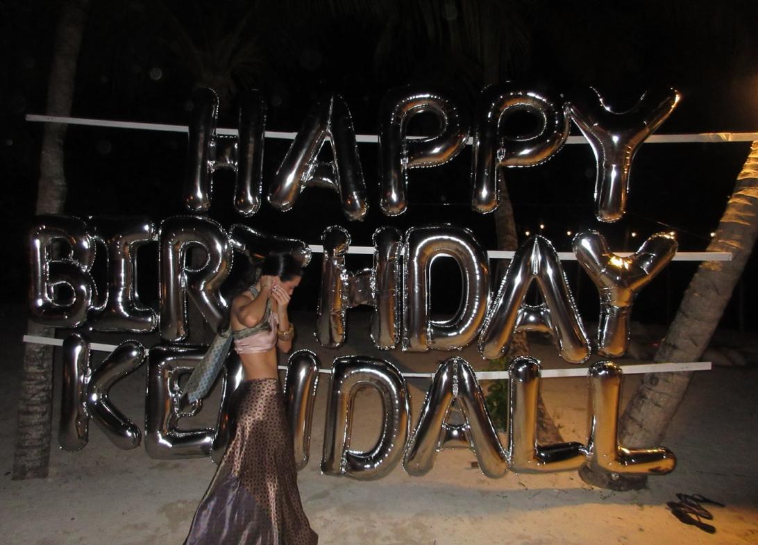 Кендалл Дженнер позирует на фоне шаров "С Днем Рождения, Кендалл".