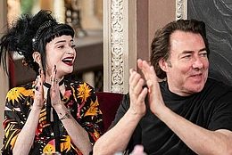 Беременная Палома Фейт представила новый образ на просмотре финала «Предателей», воссоединившись с Аланом Карром и Джонатаном Россом; Рут Кодд отсутствует