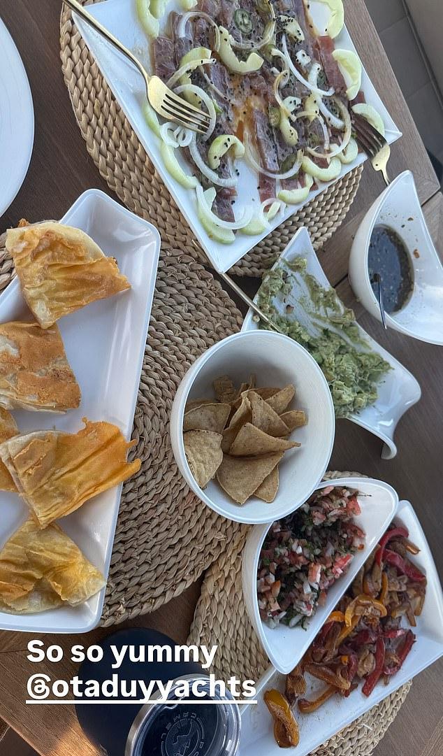 Белла с женихом насладились изысканным угощением: чипсами с гуакамоле, севиче, перцем гриль и мини-кесадильями.