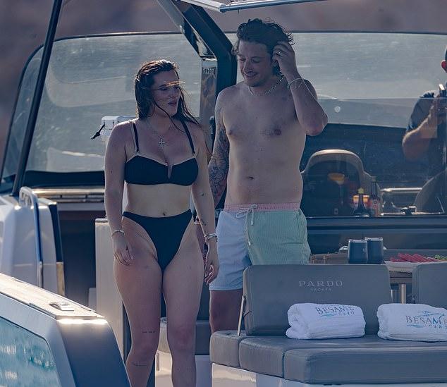Белла Торн и жених Марк Эммс наслаждались идиллическим яхтенным днём в Лос-Кабосе, Мексика, в понедельник.