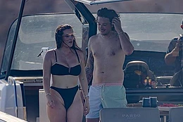 Осень, возможно, уже наступила, но Белла Торн всё ещё пребывает в летнем настроении