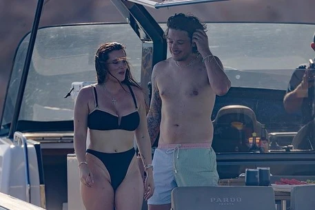 Осень, возможно, уже наступила, но Белла Торн всё ещё пребывает в летнем настроении