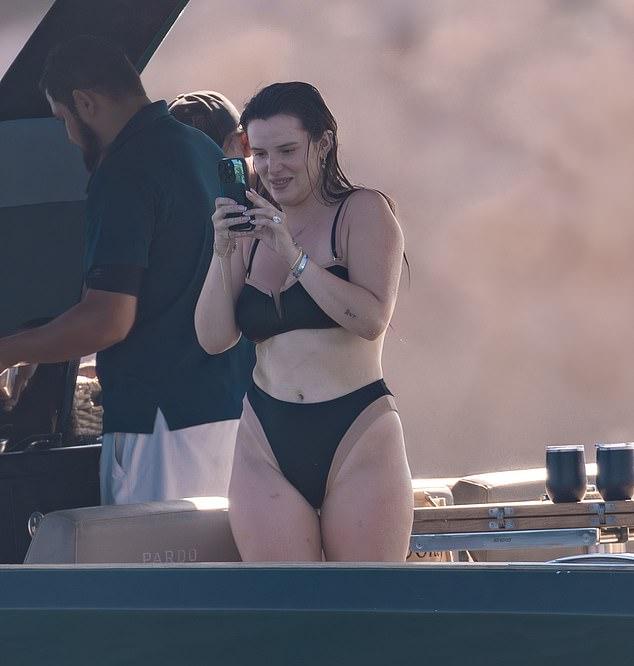 Экс-звезда Диснея продемонстрировала свою роскошную фигуру в сексуальном чёрном бикини.