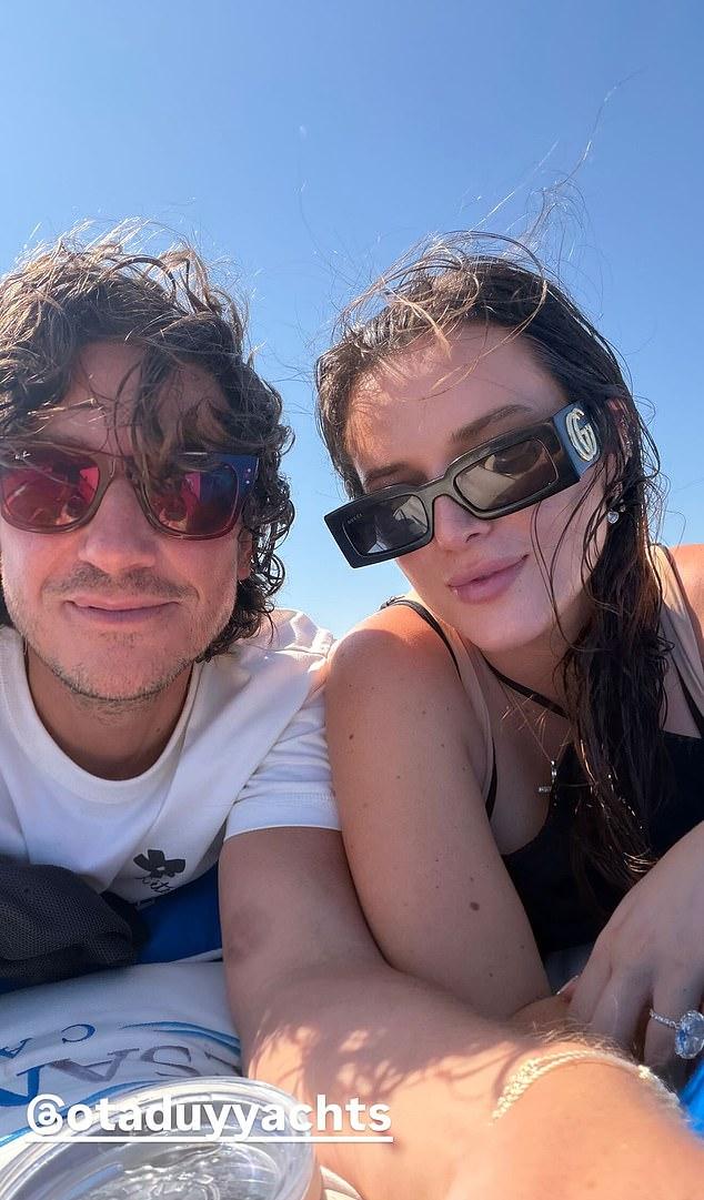 Нежась на лодке с любимым, она блеснула огромным помолвочным кольцом.