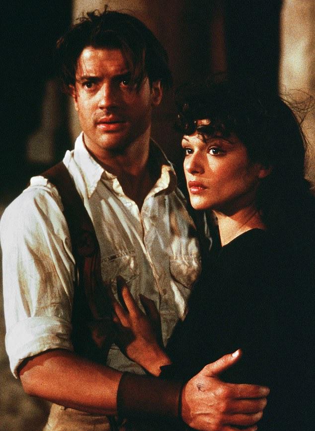 В фильме охотник за сокровищами случайно будит проклятого египетского жреца с магическими силами. Сиквел, «Мумия возвращается», вышел в 2001.