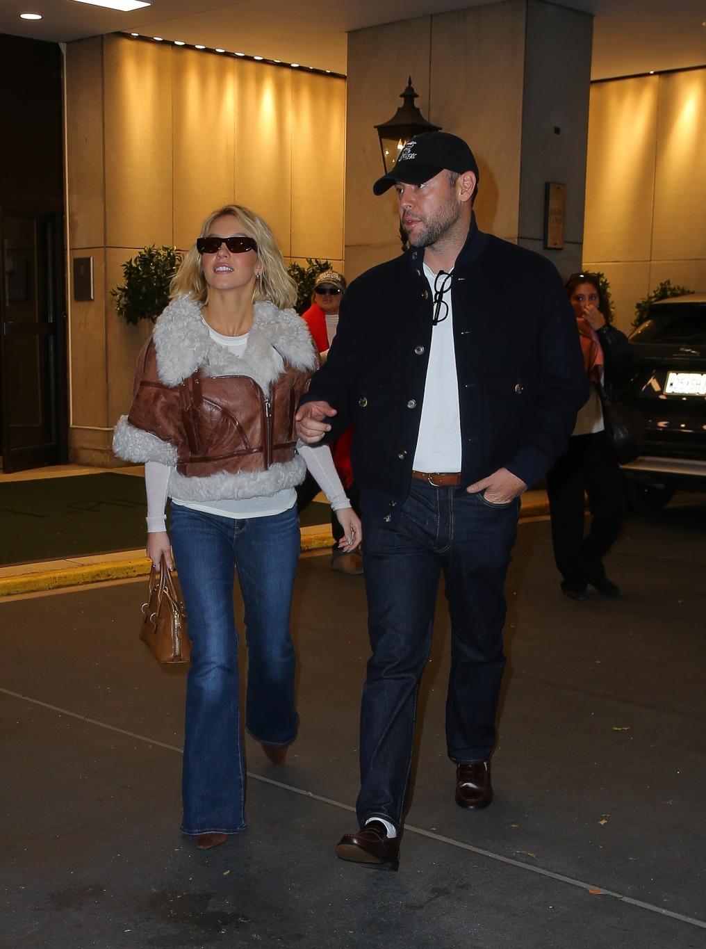 Сидни Суини и Скутер Браун замечены вместе прогуливающимися по Нью-Йорку.