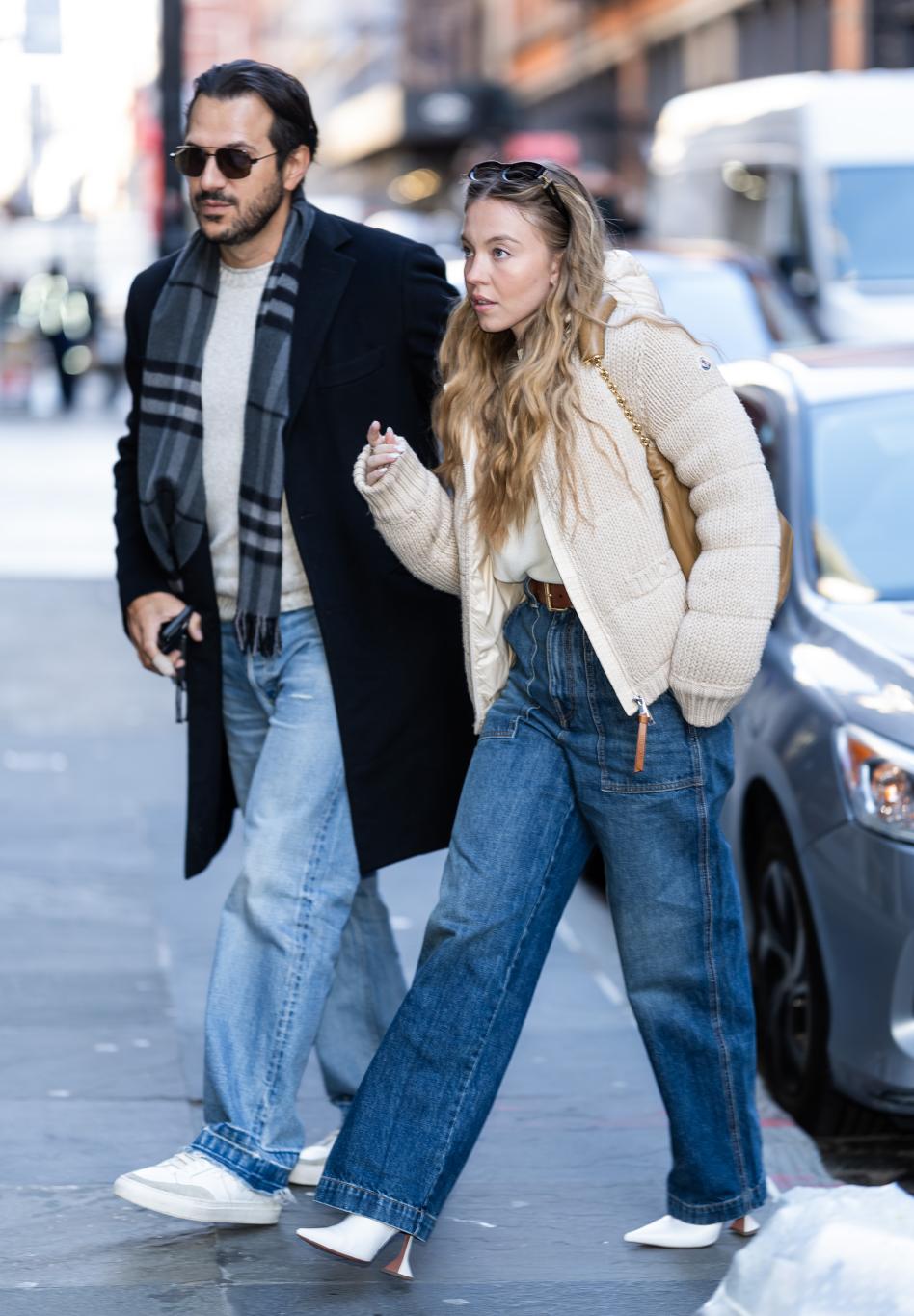 Джонатан Давино и Сидни Суини прогуливаются вместе по Сохо.