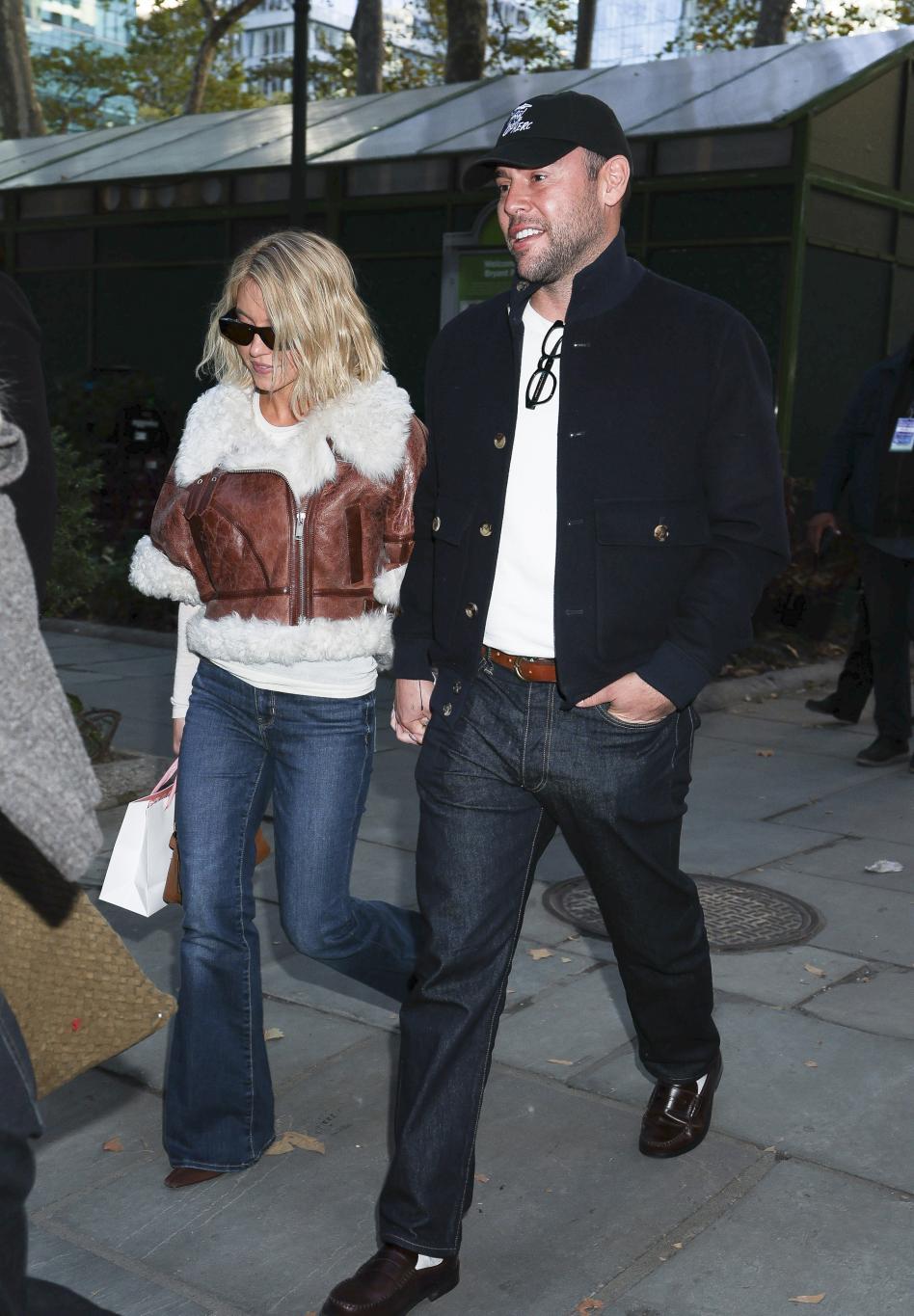 Сидни Суини и Скутер Браун совершают совместную прогулку по Брайант-парку в Нью-Йорке.