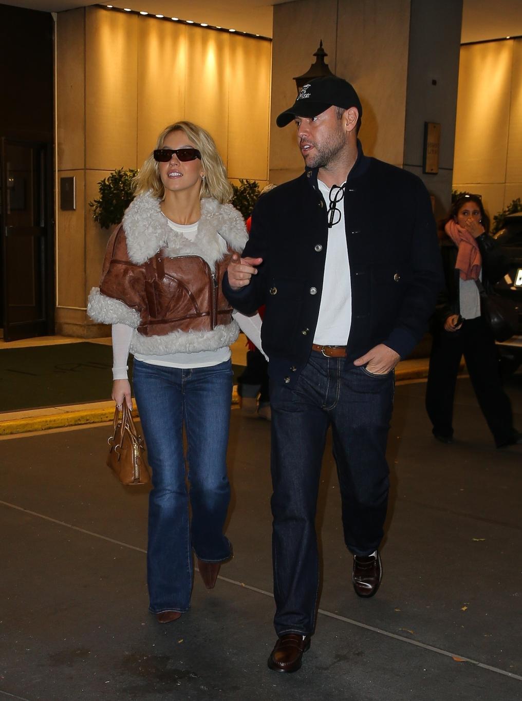 Сидни Суини и Скутер Браун замечены вместе: она в коричневой кожано-меховой куртке, он — в темной куртке и бейсболке.