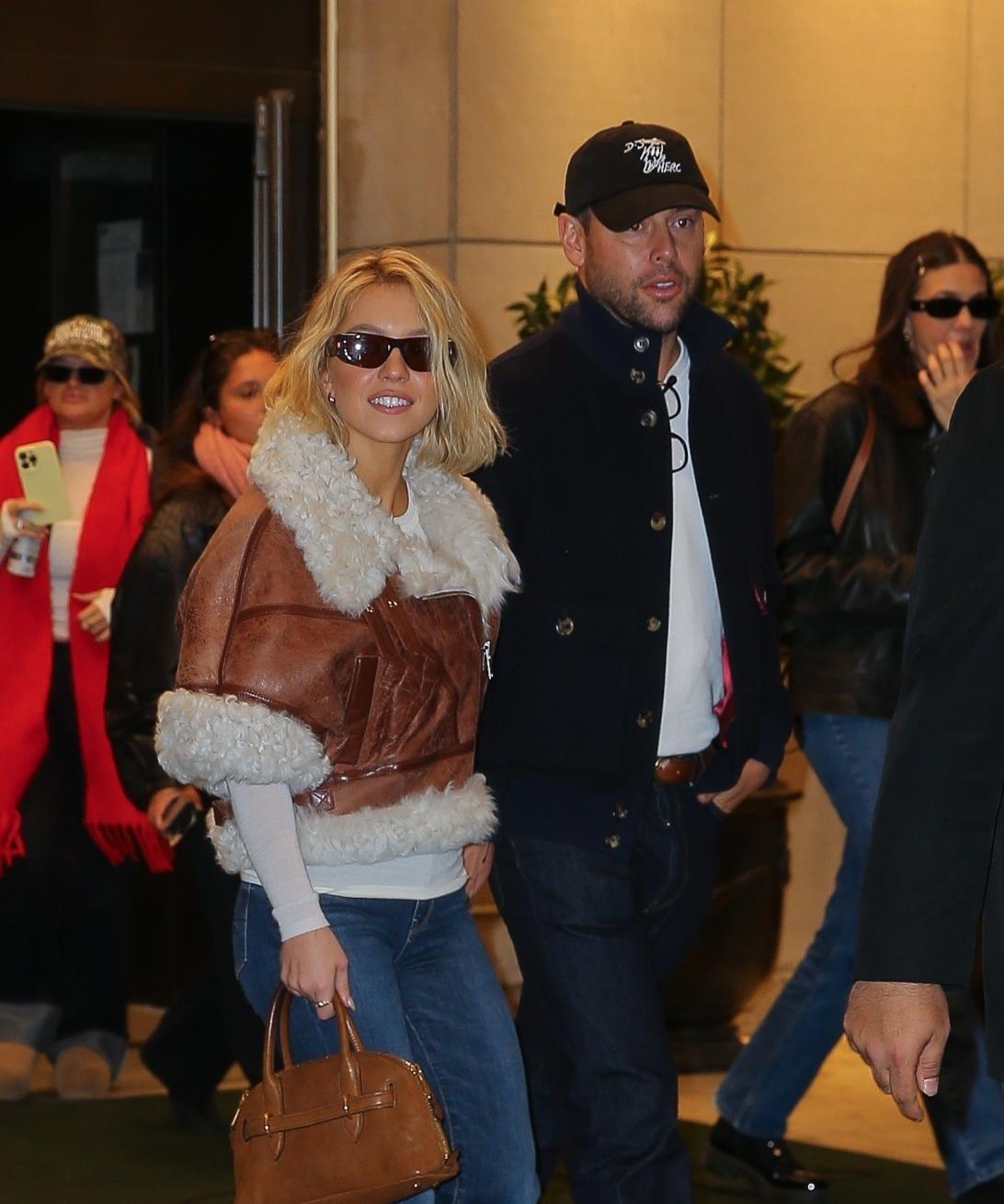 Сидни Суини и Скутер Браун были замечены на прогулке в Нью-Йорке.