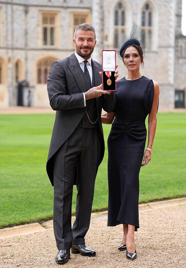 Во вторник Дэвид и Виктория Бекхэм прибыли в Виндзорский замок в индивидуальных нарядах от Victoria Beckham.