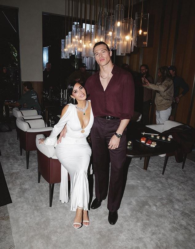 Кардашьян сияла на фото с экранным возлюбленным Мэттью Ношкой (33) в ангельском белом платье Roberto Cavalli с глубоким вырезом, открывающим декольте.