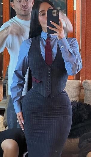 Экранные наряды Ким включали провокационные брюки Жан-Поля Готье, открывающие белье, и множество костюмов с платьями от Versace, Donna Karan, Galliano, Dolce & Gabbana.