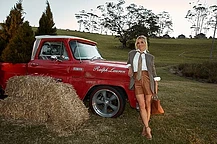 Эльса Патаки определенно не побоялась продемонстрировать себя с лучшей стороны, появившись на презентации модной коллекции на этой неделе