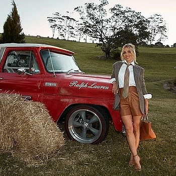 Эльса Патаки определенно не побоялась продемонстрировать себя с лучшей стороны, появившись на презентации модной коллекции на этой неделе