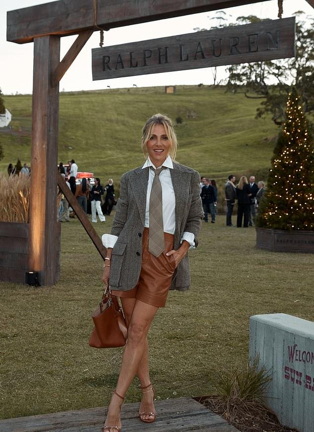 49-летняя блондинка-красавица посетила запуск осенне-зимней кампании Ralph Lauren 2025 в родном Байрон-Бей во вторник вечером.