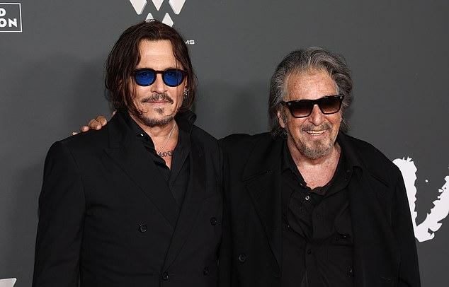 Пара сияла улыбками, фотографируясь на презентации "Моди: Три дня на крыле безумия" в Театре Гильдии писателей.