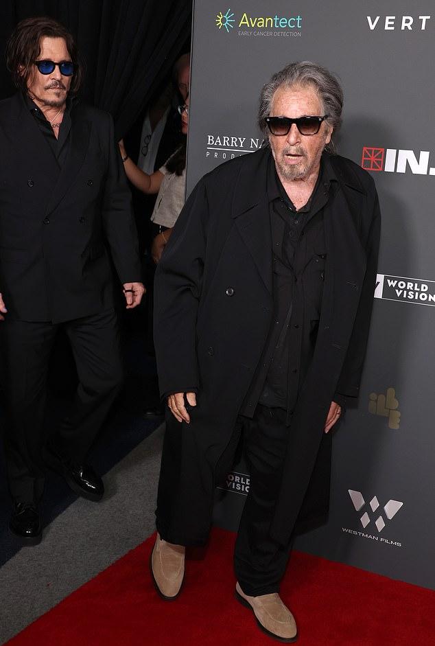 На премьеру Эл надел рубашку с брюками, элегантное пальто в пол, черные очки и замшевые лоферы.